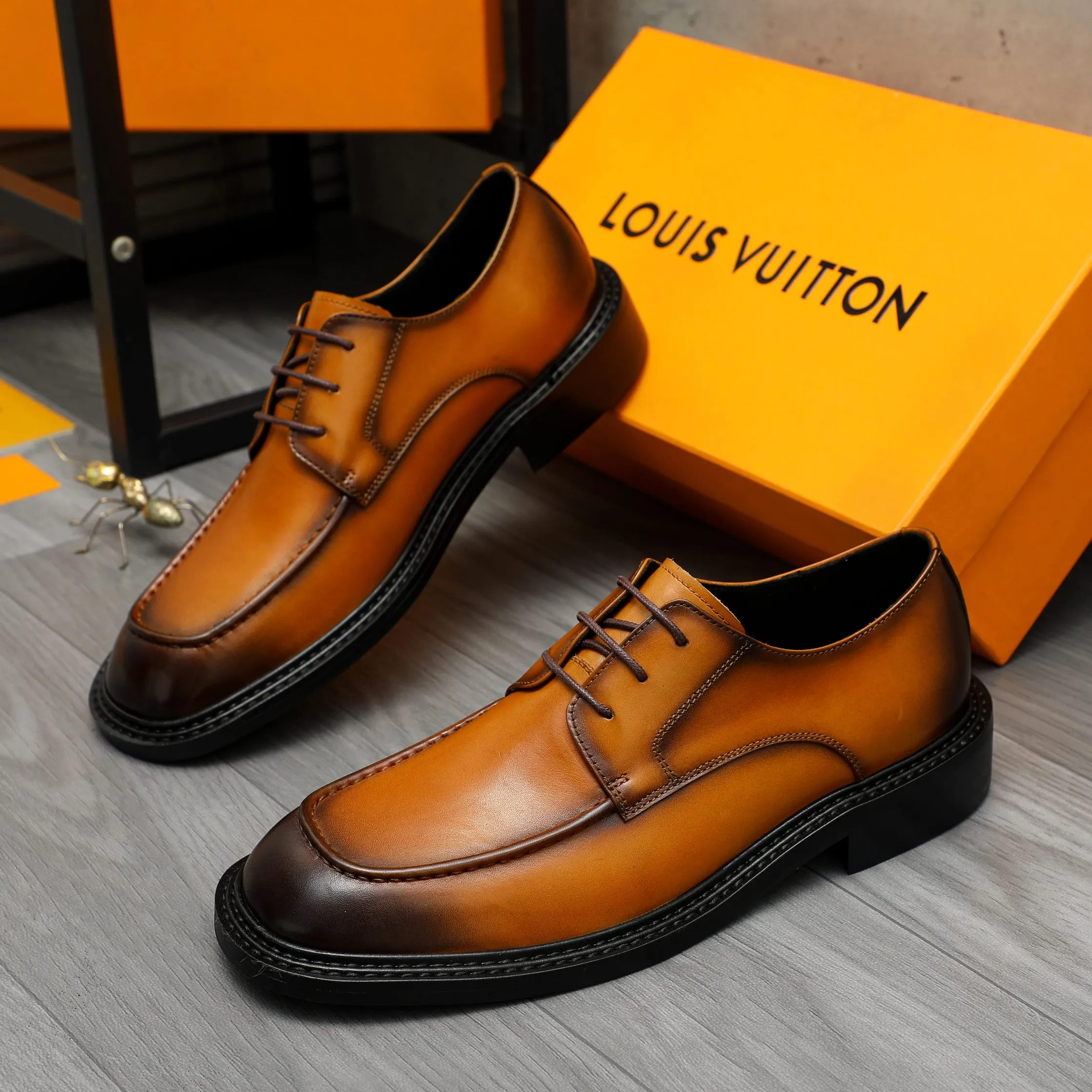 Men's shoes 💰600 Product trademark: LV "Louis Vuitton" business casual lace-up leather shoes Regular size: 37-46 Product materials: Selected high-quality color-brushed cowhide upper, pigskin lining, rubber outsole